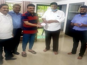 IPS Sri Manoj Sharma donating Rs 11000 in Vipra Care in Raipur