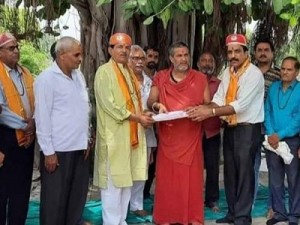 Mahant Sri Ghanshyamji Bawji,Kathawala Math, Donating a Cheque in favour of VipraCare	